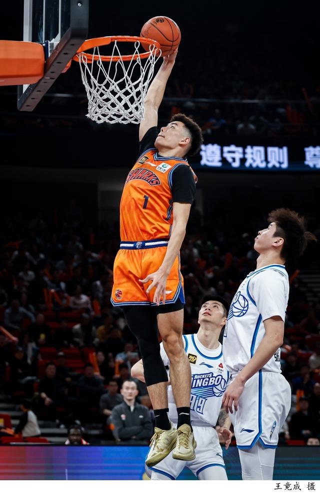 上海久事训练开放日，赛后遗憾出局引欢呼，NBA季后赛在即，阵容厚度经受考验的简单介绍
