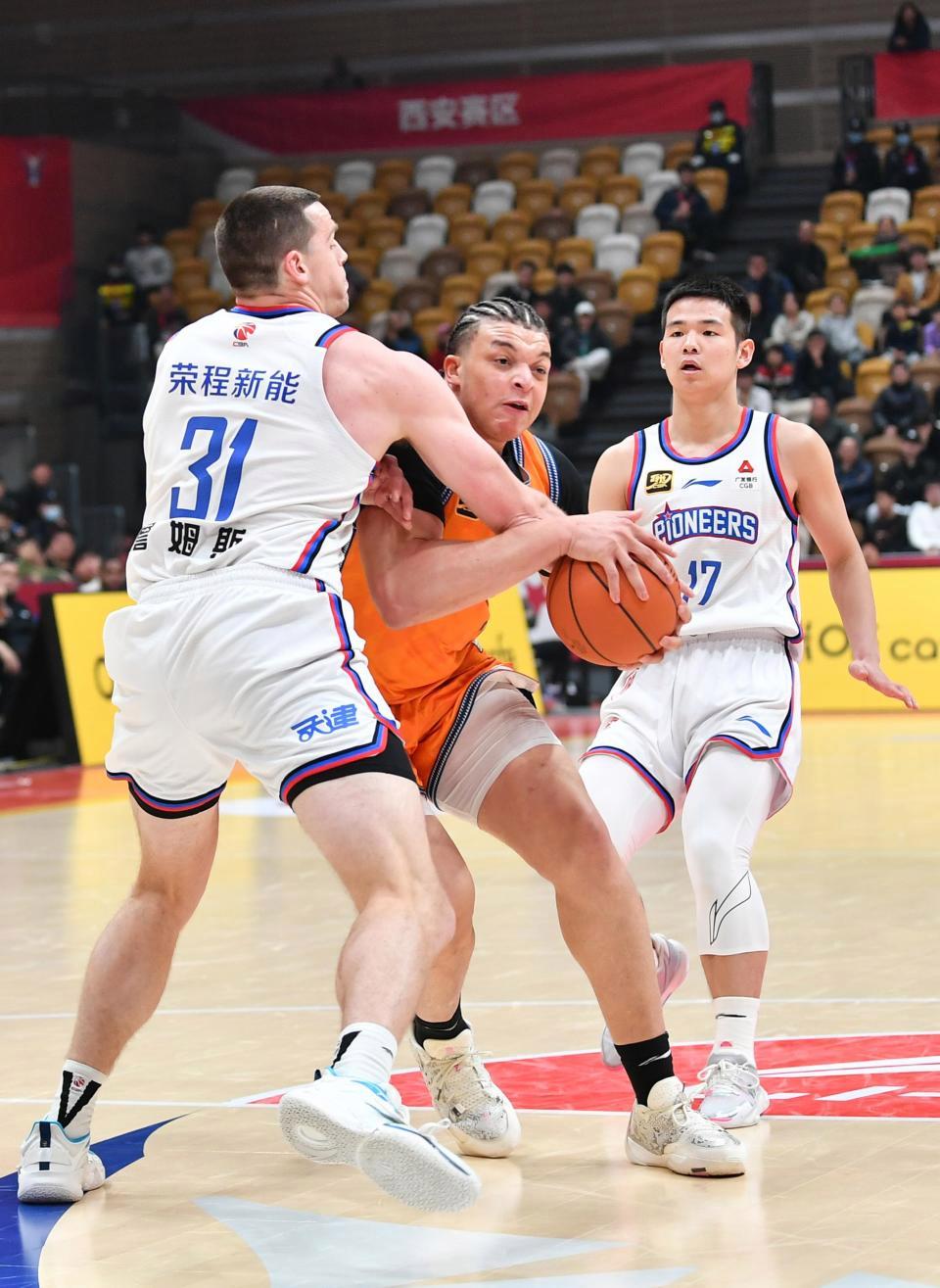 上海久事训练开放日，赛后遗憾出局引欢呼，NBA季后赛在即，阵容厚度经受考验的简单介绍