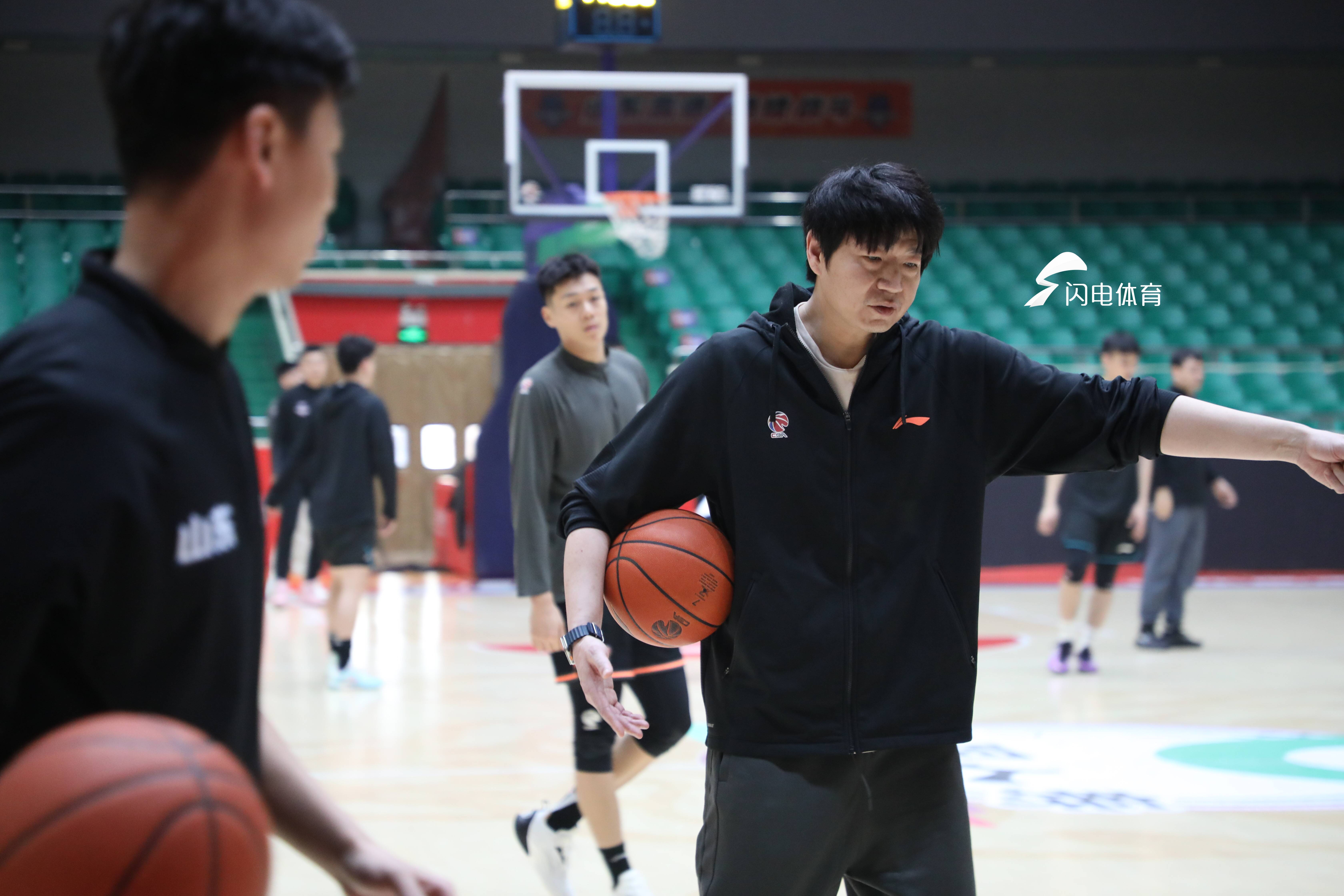 山东男篮内部会议纪要流出——国际比赛日队长鼓劲；西甲使命明确；赛程密集仍需轮换的简单介绍